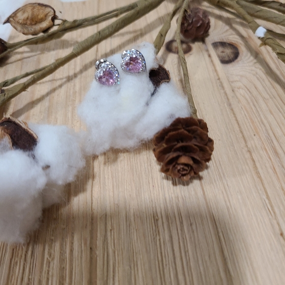 💗💗NEW💗💗 PRETTY!! BARBIE  PINK AND WHITE Heart CZ Studs💗💗 - Picture 5 of 16